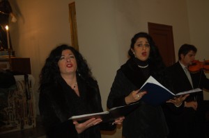 in primo piano la mezzosoprano Carmen Ghegghi e la soprano Maria Francesca Mazzara