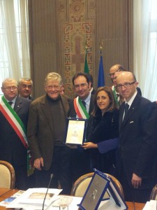 il sindaco riceve la targa gangi comune gioiello d'Italia