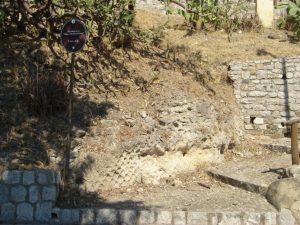 Danneggiamento tratto muro Romano