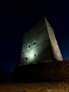 Castello della Roccella di notte