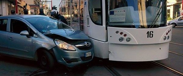 auto contro tram