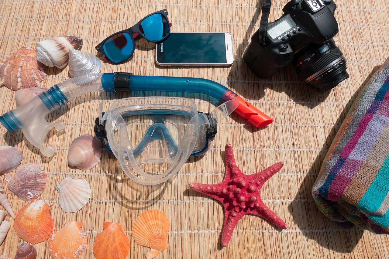 Spiaggia siciliana ideale per snorkeling, con attrezzature a noleggio e servizi per i visitatori.