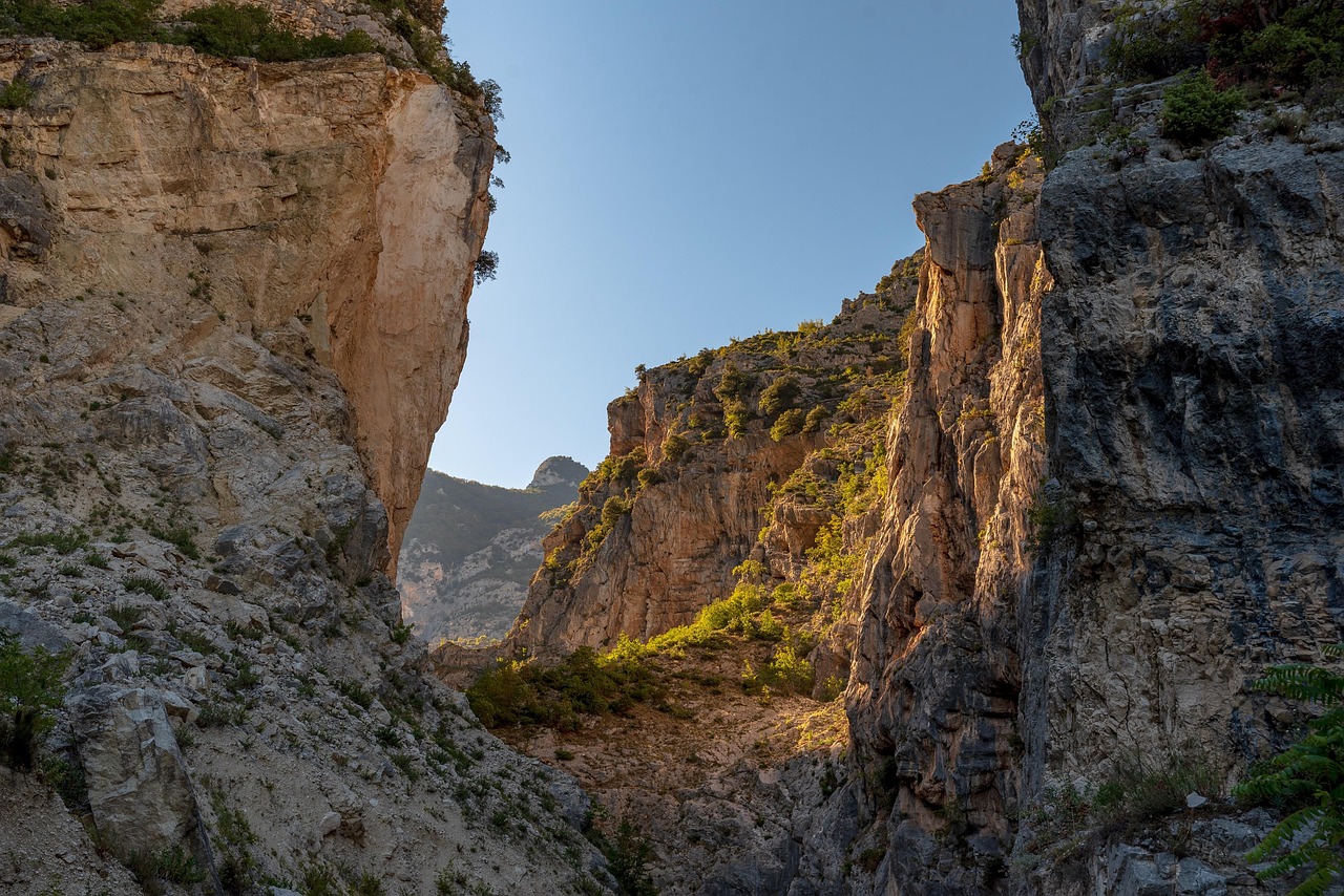 Trekking tra le Gole dell’Alcantara, con acque cristalline e pareti rocciose spettacolari.