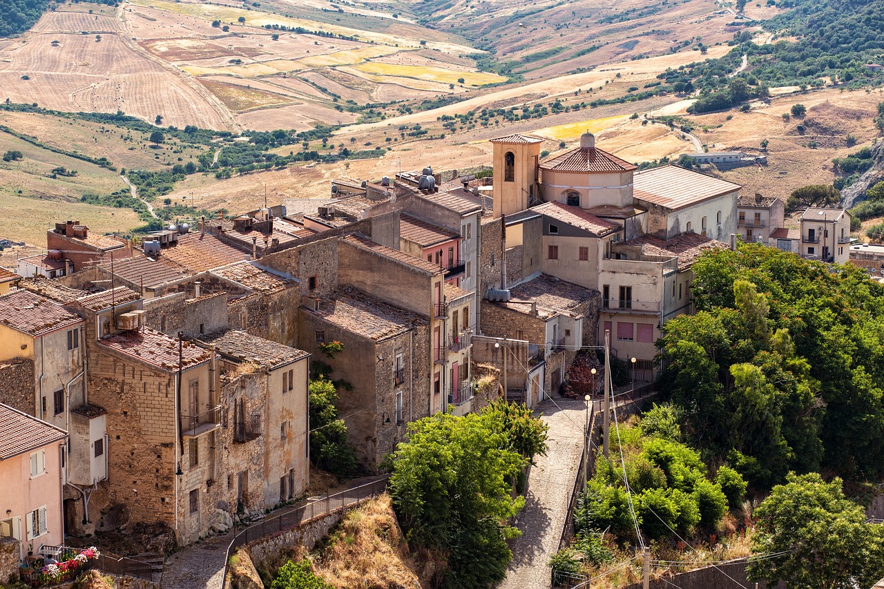 Vista panoramica di Enna con il Castello di Lombardia e i tipici borghi siciliani in lontananza.