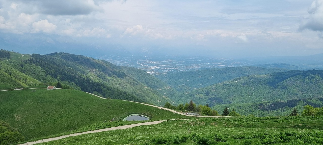 Vista panoramica della Riserva di Monte Pellegrino, con sentieri naturali e vegetazione tipica.