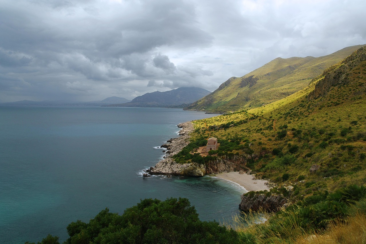 Vista panoramica delle calette della Riserva dello Zingaro con mare cristallino e rocce.