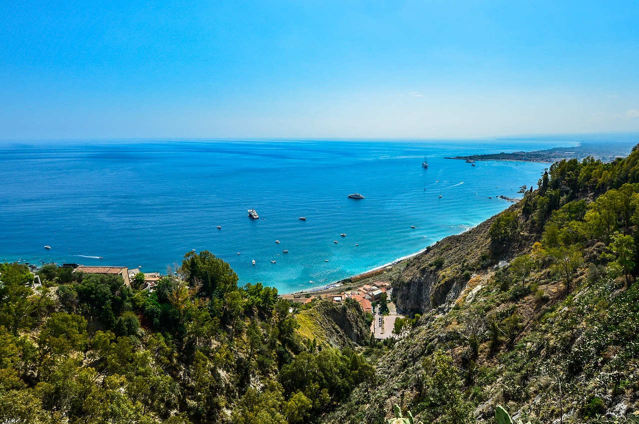 Hotel romantico in Sicilia con vista mare, perfetto per un weekend di coppia.