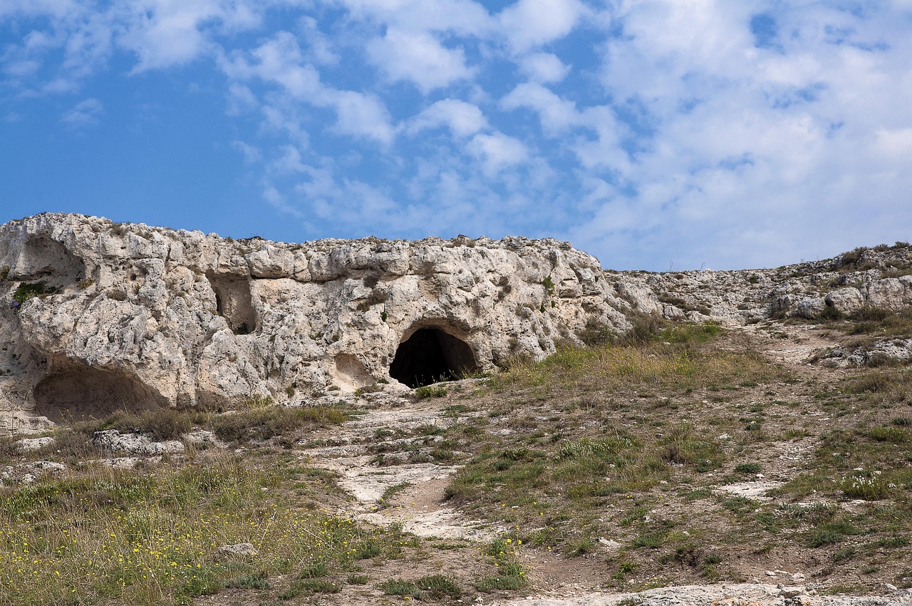 Vista panoramica di Ortigia con il parco archeologico in lontananza, suggestivo paesaggio siciliano.