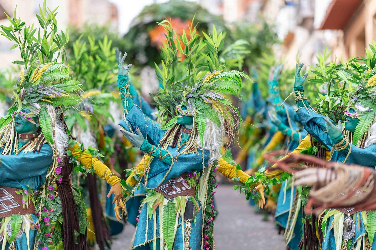 Panorama di un festival culturale in Sicilia, con persone che partecipano a eventi e attività artistiche.