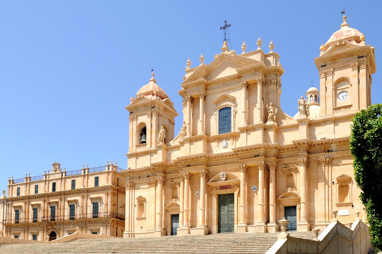 Panorama di Noto Barocca, con chiese e palazzi storici, ideale per un itinerario di 24 ore.