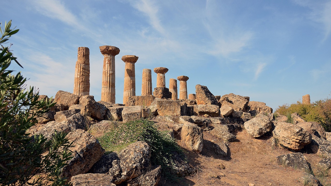 Panorama di Agrigento con templi antichi e paesaggio mediterraneo nel sud della Sicilia.