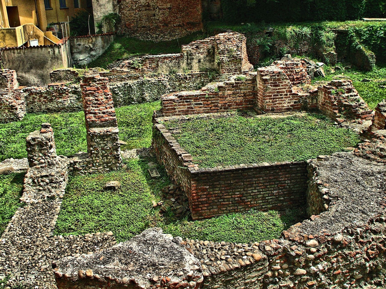 Dettaglio di un mosaico della Villa Romana del Tellaro, evidenziando arte e storia del sito.