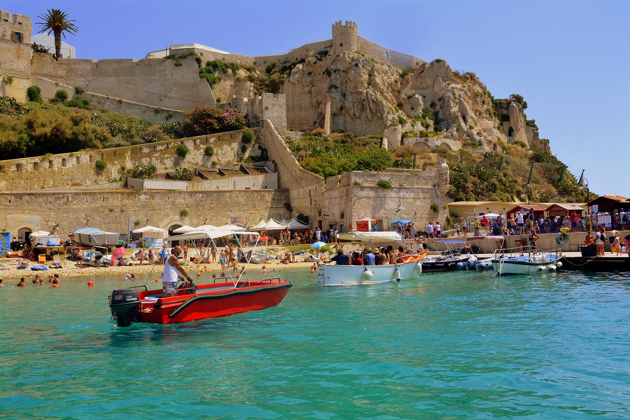Escursionista in acqua cristallina mentre fa snorkeling vicino a una cala nascosta a Cefalù.