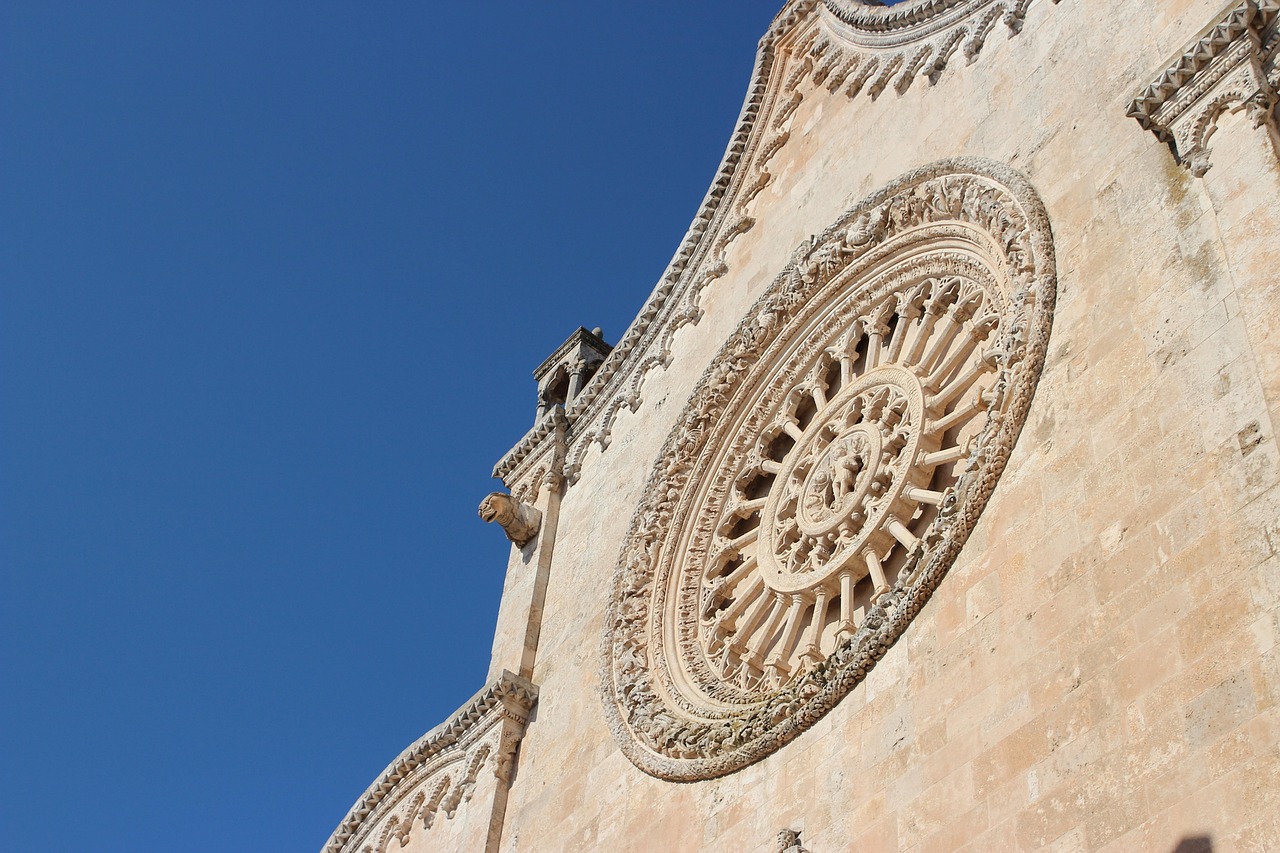 Vista del Duomo di Cefalù con i suoi mosaici e architettura storica.