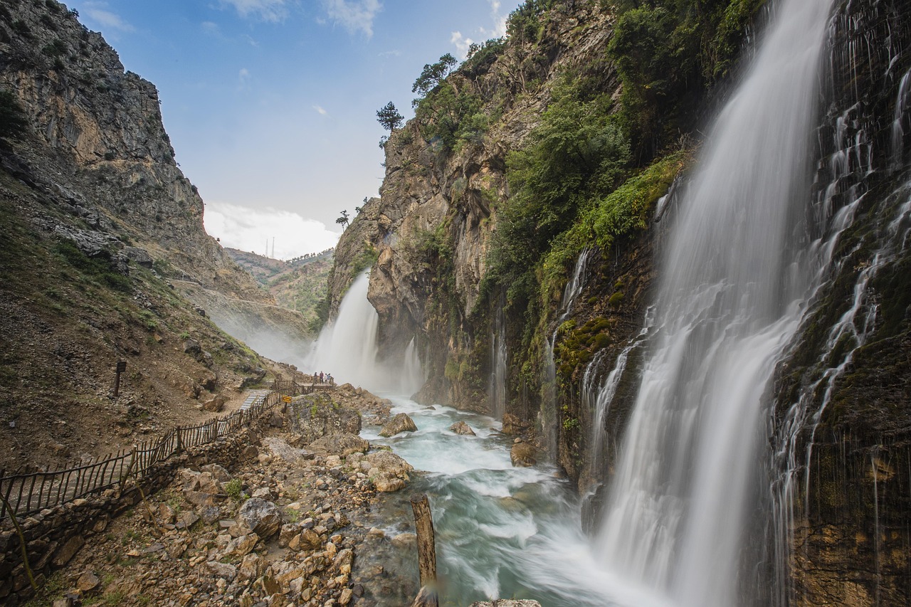 Cascate naturali nella Sicilia interna, circondate da verde e rocce.