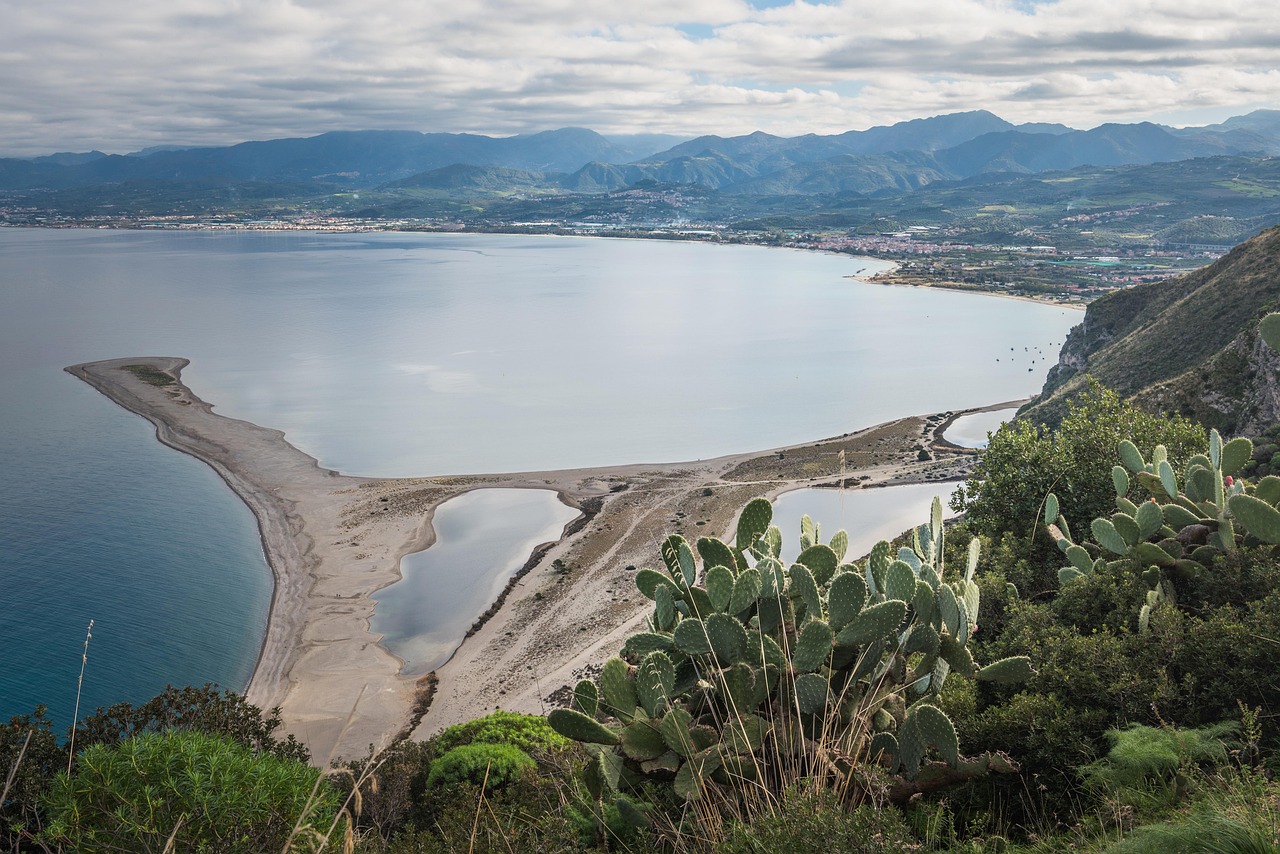 Panorama della Sicilia occidentale con colline, mare e tipici paesaggi rurali.