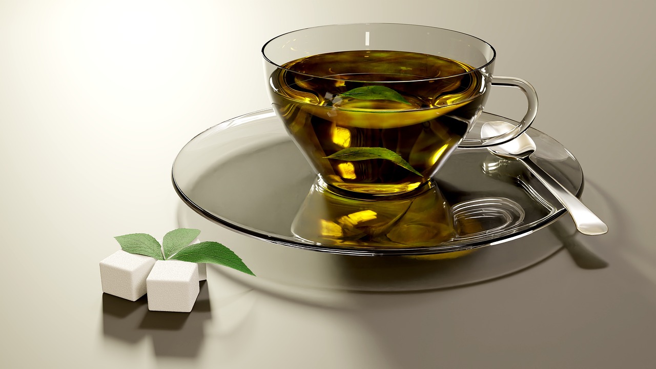 Tazza di tè verde fumante su un tavolo, ideale per accelerare il metabolismo.