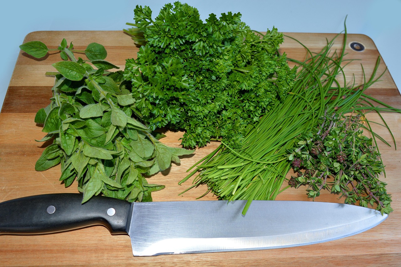 Erbe aromatiche fresche coltivate in cucina, pronte per l'uso in preparazioni culinarie.