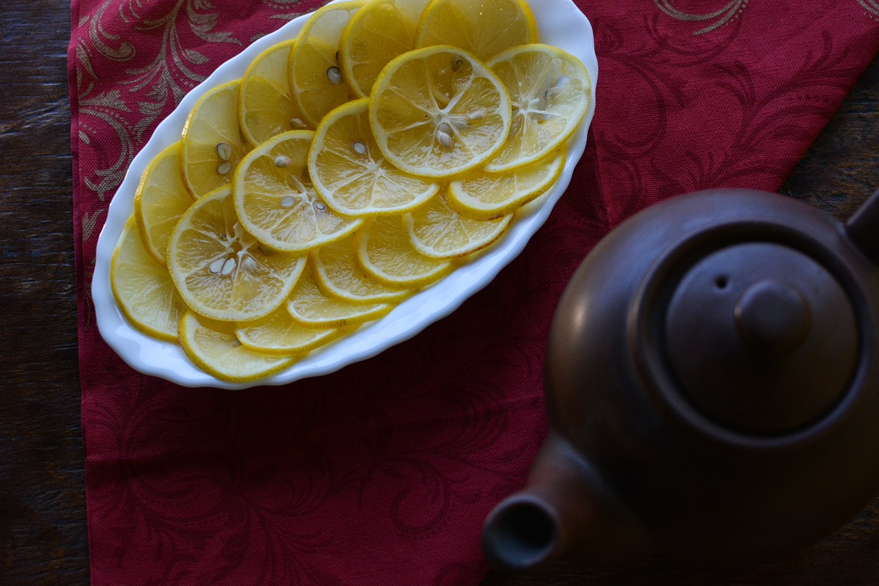 Limoni grandi e succosi in un vaso, con consigli per la cura e la fertilizzazione delle piante.