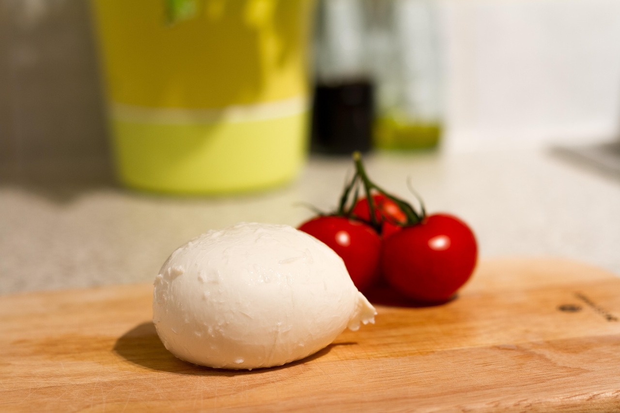 Mozzarella di bassa qualità in un supermercato, evidenziata come una delle peggiori marche da evitare.