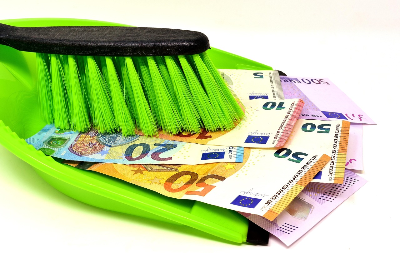 Donna anziana sorride mentre consulta documenti sulla pensione casalinghe 2026.