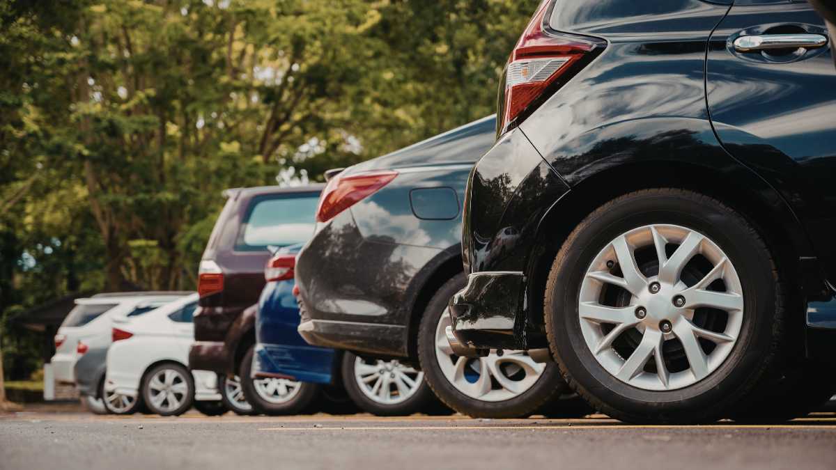 Revisione auto: simbolo di scadenza e controllo veicolare su sfondo automobilistico.