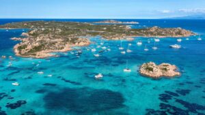 Voli per La Maddalena: quando prenotare per spendere meno in estate