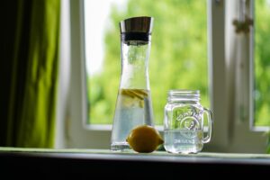 Bere acqua appena svegli: perché è più importante di quanto pensi