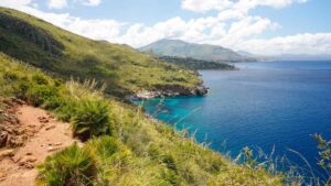 Cala turchese in Sicilia: la baia segreta che si raggiunge solo con una mulattiera