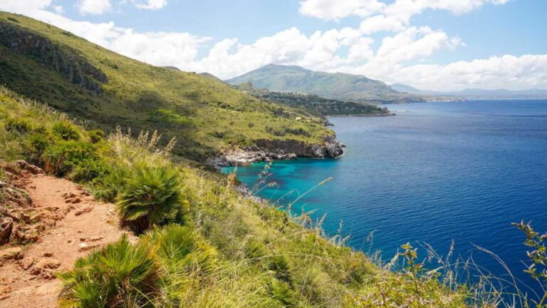 Cala turchese in Sicilia: la baia segreta che si raggiunge solo con una mulattiera