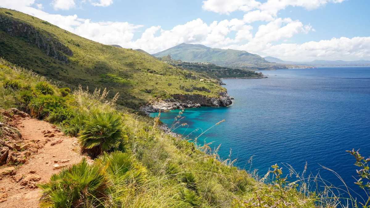 Cala turchese in Sicilia, vista della baia segreta accessibile tramite mulattiera.