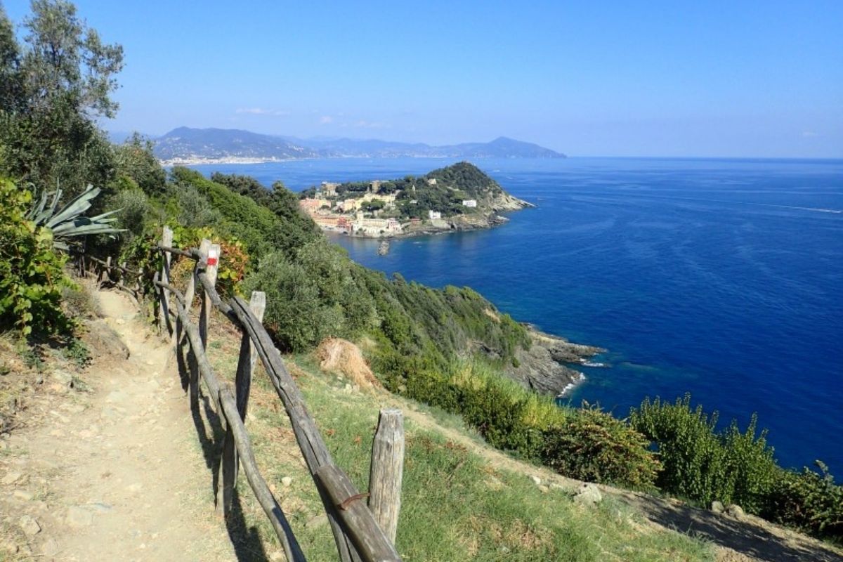 Capraia vista dall'alto, con acque blu e natura incontaminata, simbolo di un'isola poco conosciuta.