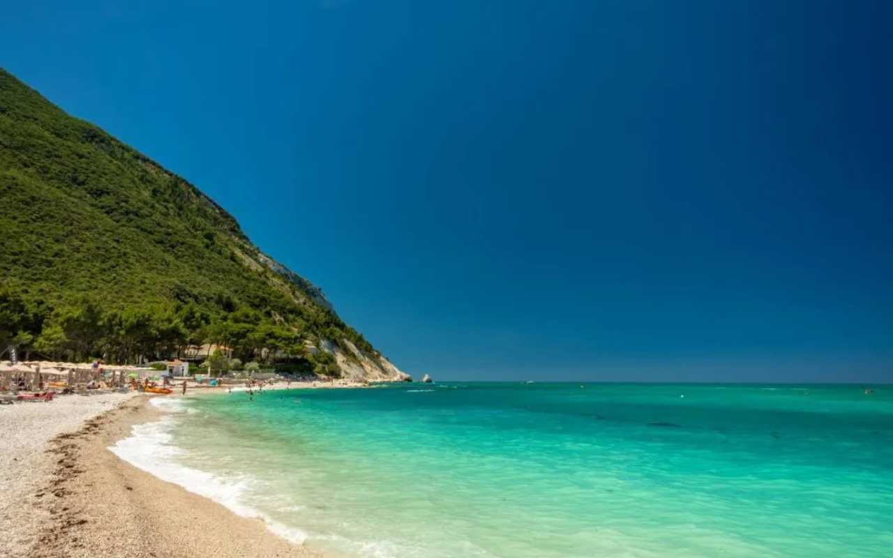 Spiaggia con Bandiera Blu in Italia, simbolo di acque pulite e servizi di qualità.