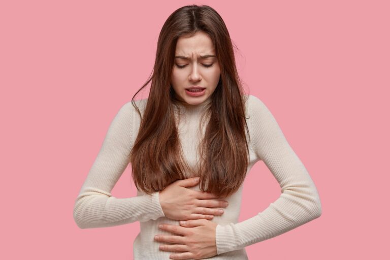 La tisana serale che pulisce l'intestino e sgonfia la pancia in una notte