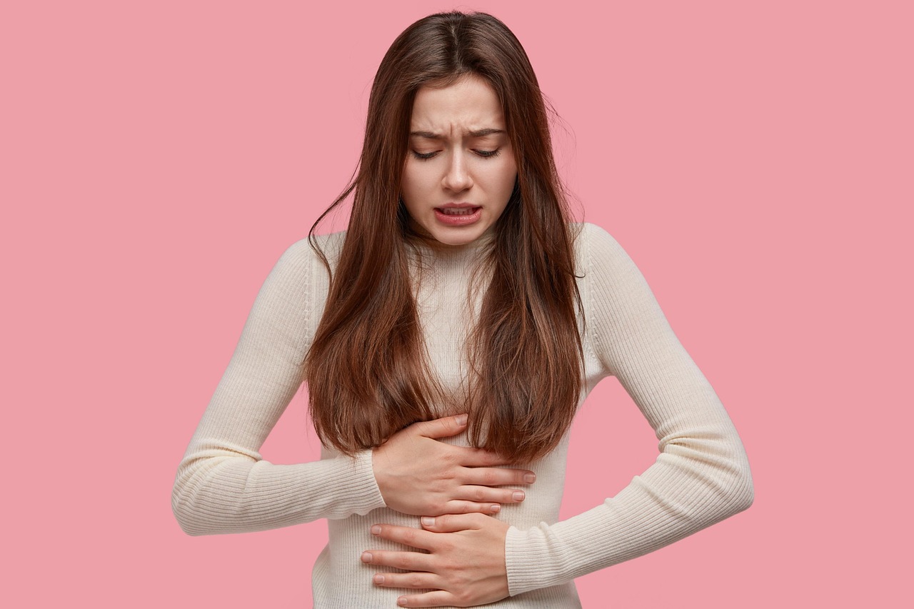 Tisana serale fumante in una tazza, circondata da erbe e ingredienti naturali.