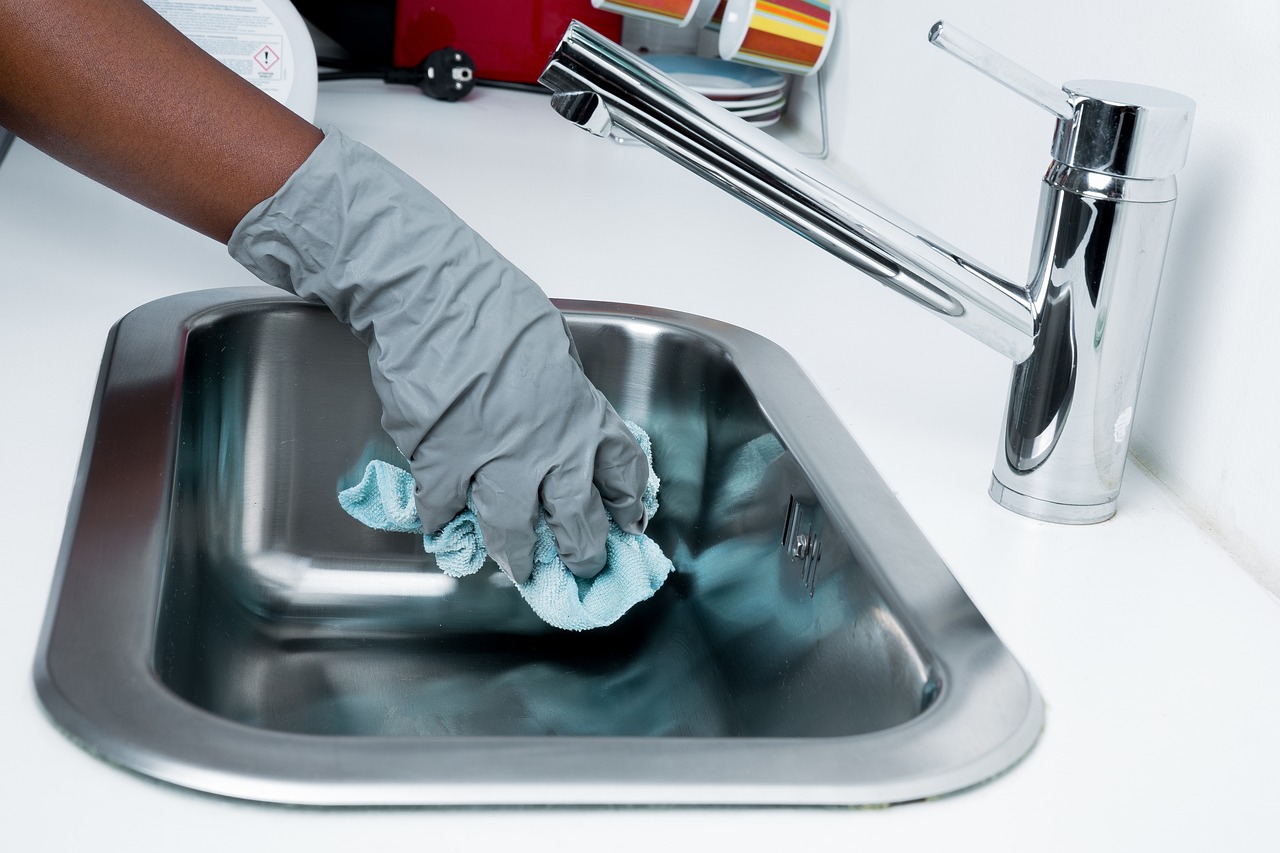 Lavello in acciaio inox opaco prima e dopo il trattamento per ripristinare la brillantezza.