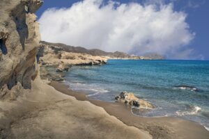 Linosa: la sorella di Lampedusa con la spiaggia di sabbia nera vulcanica