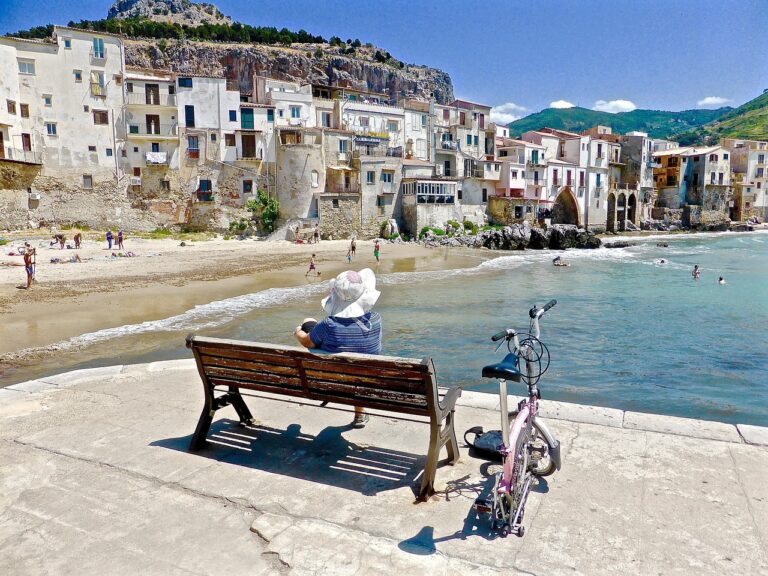 L'isola italiana dove non ci sono auto: si gira in bici, a cavallo o a piedi