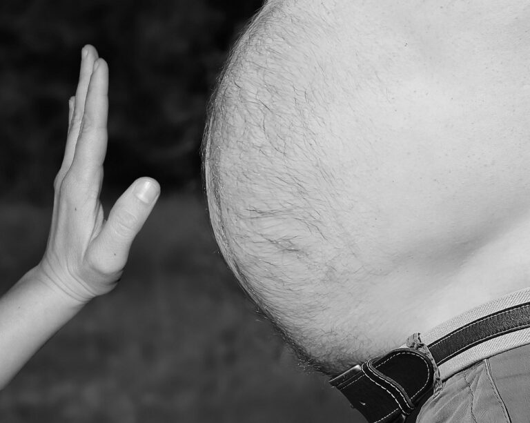 Pancia a grembiule: cos'è, perché si forma e quando smette di essere solo un problema estetico