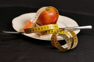 Perdere 5 kg in modo sostenibile: il piano dell'endocrinologo che parla solo di equilibrio