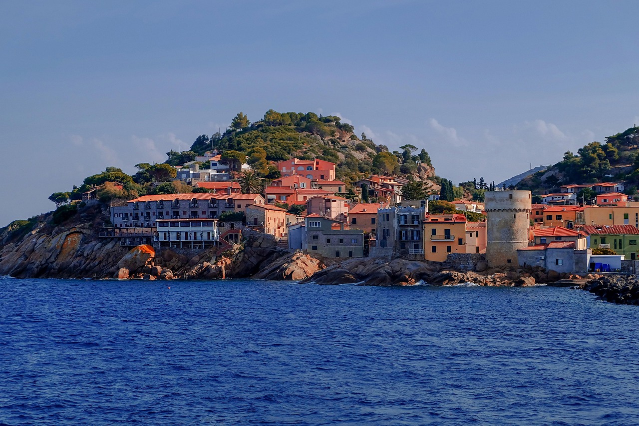 Isola Pianosa nell'arcipelago toscano, vista panoramica con mare e vegetazione.