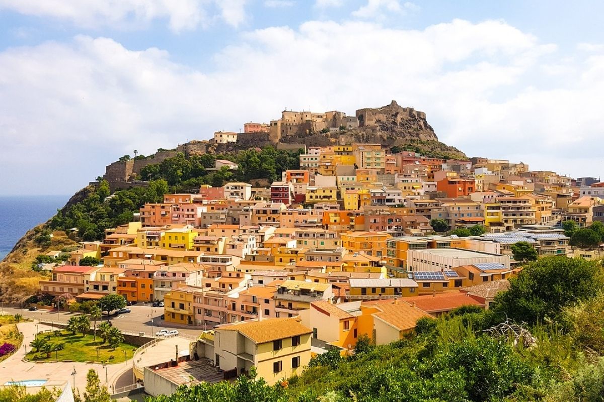 Case colorate a San Pietro, isola sarda fondata dai genovesi, vista panoramica del borgo.