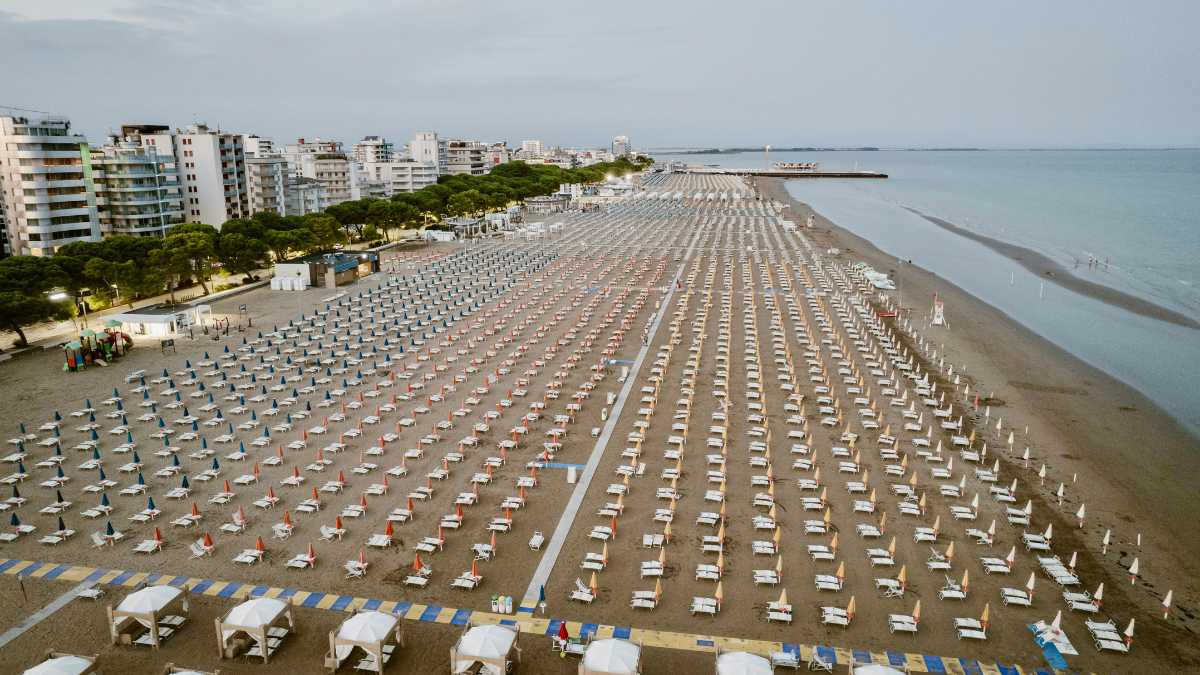 Spiaggia italiana isolata, accessibile solo via mare con navetta che opera all'alba.