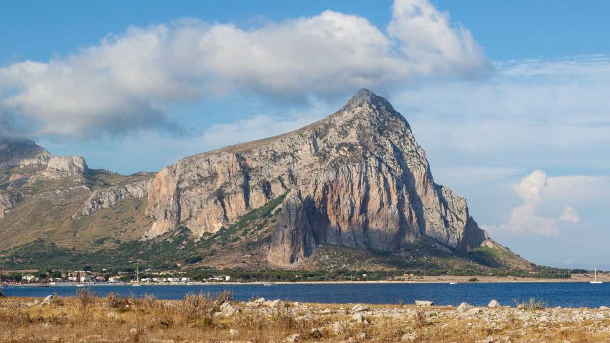 Vista panoramica di Tavolara, la montagna di pietra che emerge dal mare vicino a Olbia.