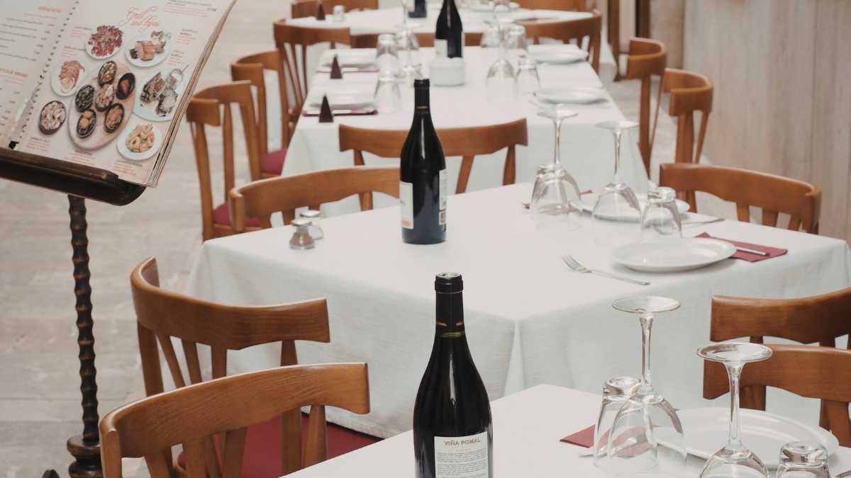 Tovaglia macchiata di vino rosso, in fase di pre-trattamento per rimuovere le macchie.