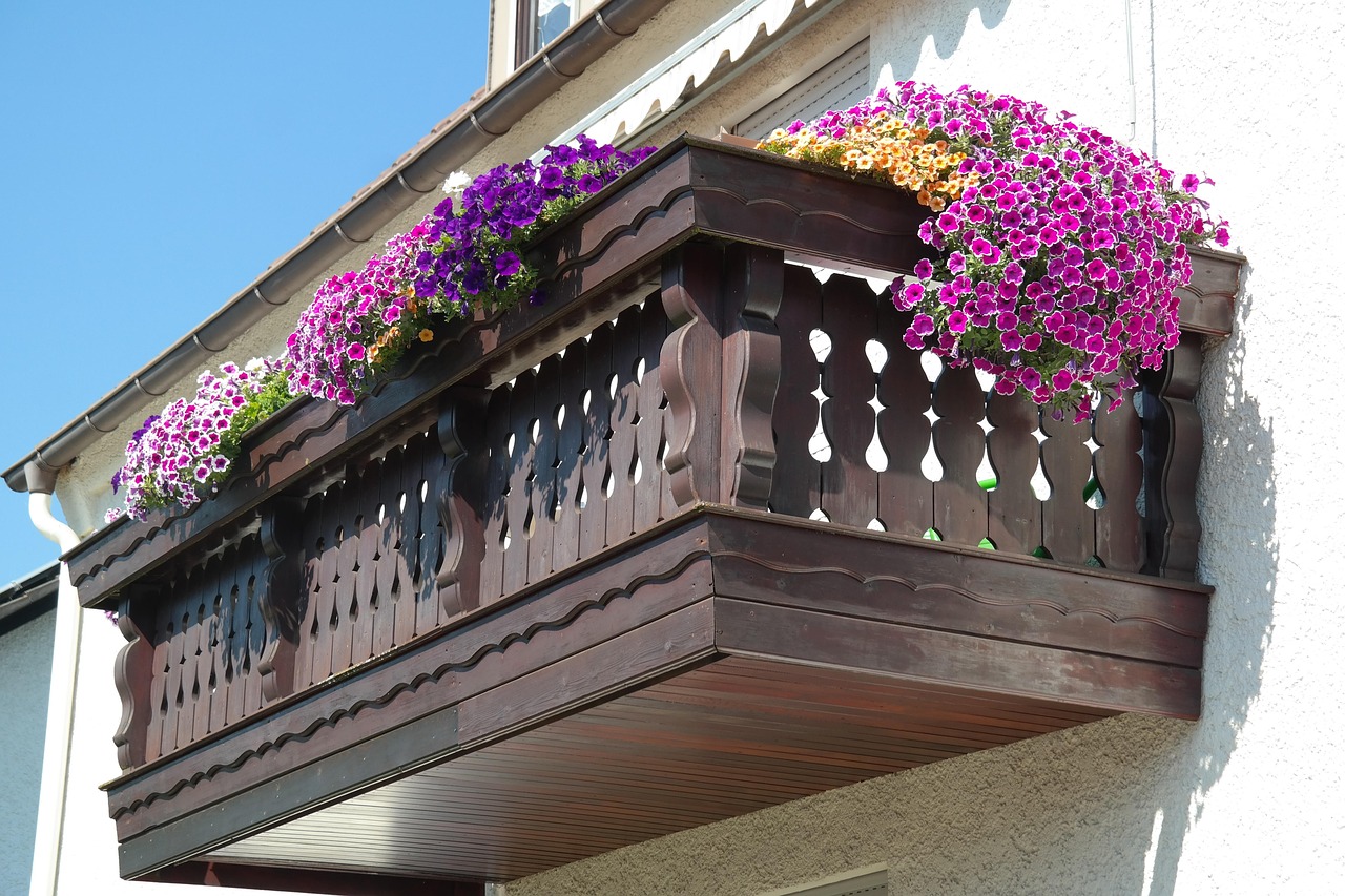 Balcone fiorito con piante colorate pronte per la stagione estiva.