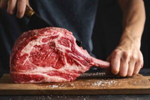 Cosa mangiare con la carne rossa per assorbire più ferro